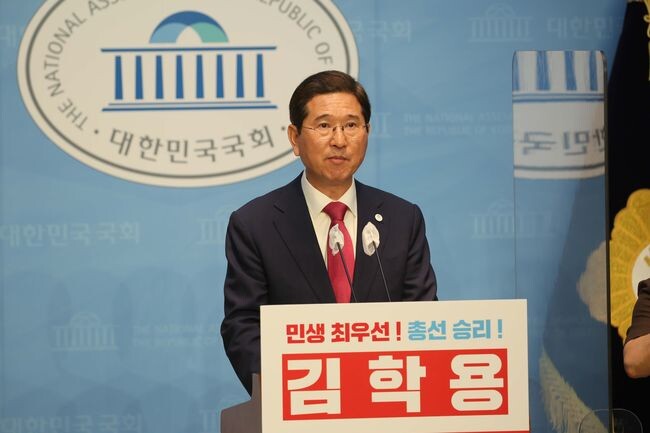 김학용 국민의힘 의원이 4일 국회 소통관에서 출마 기자회견을 열었다.