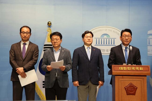 김교흥&middot;유동수&middot;이성만&middot;박찬대&middot;허종식 더불어민주당 의원은 4일 국회 소통관에서 기자회견을 열었다.