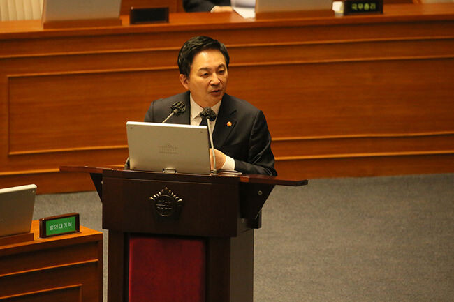 4일 오후 국회에서 열린 '경제 분야' 대정부 질문에서 원희룡 국토교통부 장관이 의원들의 질의에 답변하고 있다.