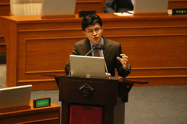 5일 오후 국회에서 열린 교육&middot;사회&middot;문화 분야 대정부질문에서 한동훈 법무부 장관이 의원들의 질의에 답변하고 있다.