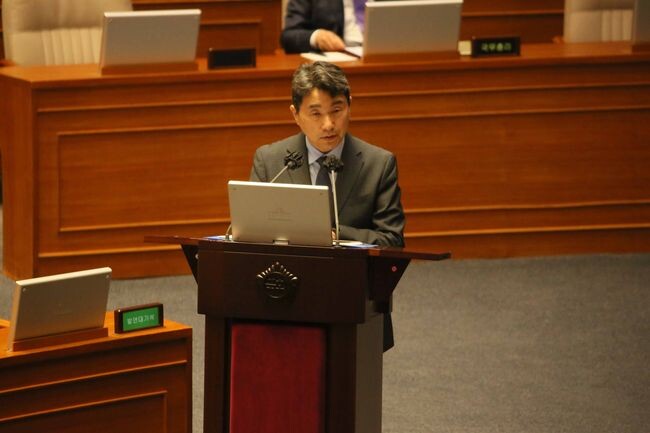 이주호 사회부총리 겸 교육부 장관이 5일 서울 여의도 국회에서 열린 교육&middot;사회&middot;문화 분야 대정부질문에 참석했다.