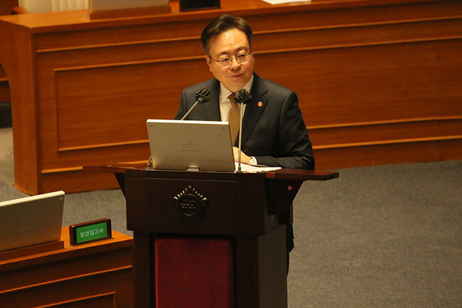 5일 국회에서 열린 교육&middot;사회&middot;문화 분야 대정부질문에서 조규홍 보건복지부 장관이 의원들의 질의에 답변하고 있다.