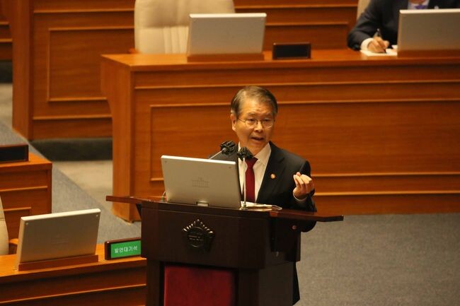 이정식 고용노동부 장관이 5일 서울 여의도 국회에서 열린 교육&middot;사회&middot;문화 분야 대정부질문에 참석했다.