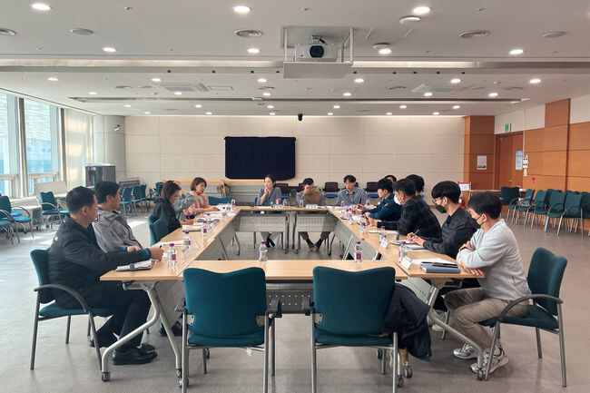 용인시와 용인동서부경찰서, 용인가정상담센터, 용인성폭력상담소 등으로 구성된 '여성 폭력 대응 TF' 가 지난 3월 10일 회의를 열고 피해자 지원 사업 등을 논의하고 있다. (사진제공=용인시청)