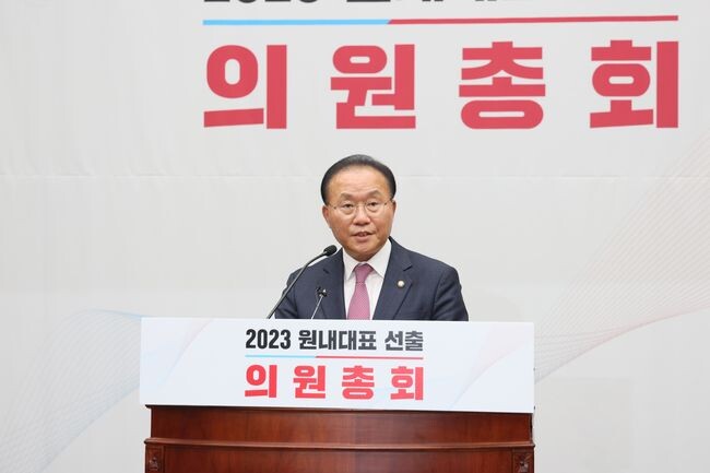 윤재옥 신임 원내대표가 7일 국회 본관에서 열린 의원총회에서 재적의원 109명 중 65표의 지지를 얻었다.&nbsp;