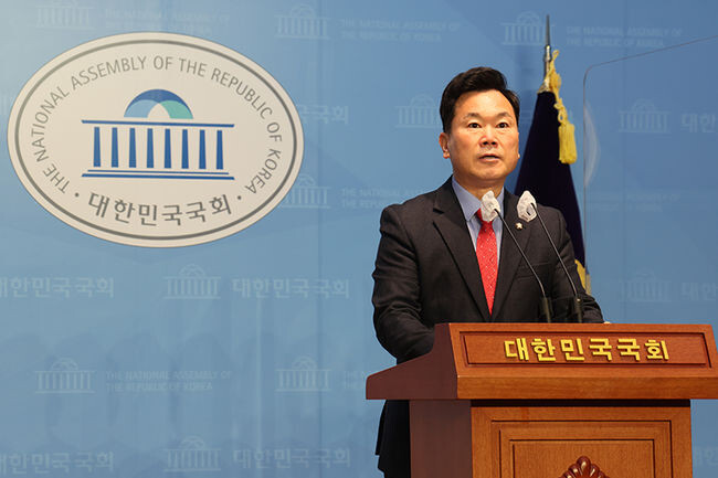7일 오전 국회 소통관에서 열린 '축구협회 비위 행위자 기습 사면 규탄 기자회견'에서 김승수 의원이 발언하고 있다.