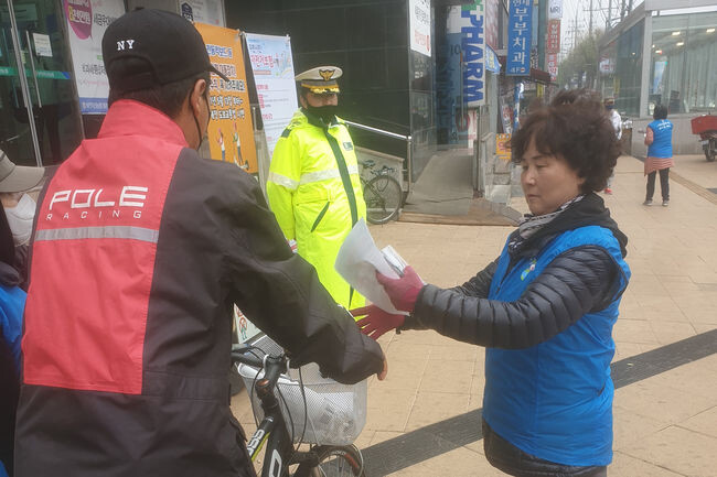 자전거 이용 시민에게 안전 이용수칙 등을 담은 홍보물을 나눠주며 홍보하고 있다. (사진제공=부천시청)