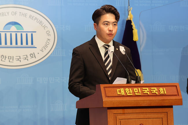 더불어민주당 오영환 의원이 10일 국회에서 긴급 기자회견을 열어 내년 총선 불출마를 선언했다.