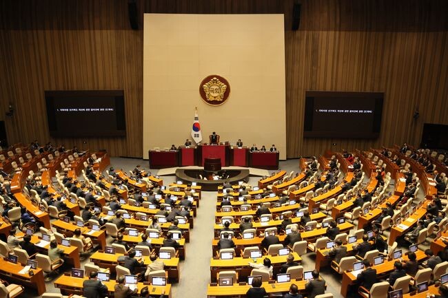 김영주 국회부의장은 10일 선거제도 개편을 의제로 한 전원위원회에 참석했다.