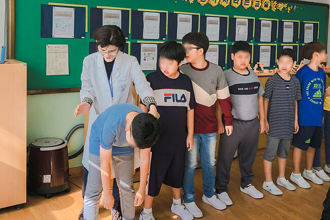 찾아가는 척추측만증 검진 중 등심대 검사 모습(사진=양천구청 제공)