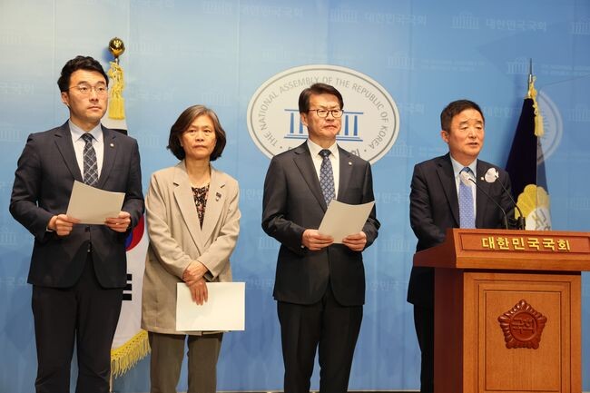 진상조사단은 11일 서울 여의도 국회 소통관에서 &lsquo;법무부 인정단 방문 결과 발표 기자회견&rsquo;을 열었다.