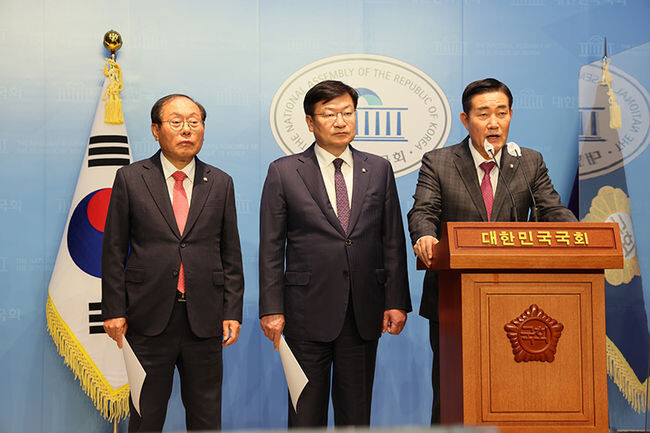 11일 오후 국회 소통관에서 열린 '미국 정보당국 도감청 의혹 관련 더불어민주당 정치공세 비판 기자회견'에서 국민의힘 소속 외교통일위원회·국방위원회·정보위원회 위원들이 발언하고 있다.