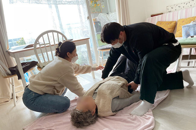 동작구 &lsquo;100세 건강주치의&rsquo; 운동사가 방문간호사와 함께 어르신 가정을 방문해 운동을 가르쳐 주고 있다.(사진=동작구청 제공)