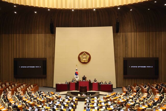 윤석열 대통령이 재의요구권(거부권)을 행사한 양곡관리법 개정안이 13일 다시 국회 본회의 표결에 부쳐졌으나 결국 부결됐다.