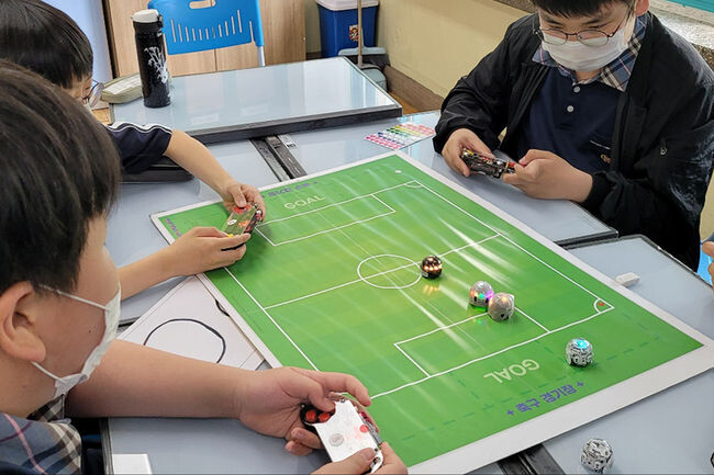 가산중학교 학생들이 코딩 교육용 로봇인 오조봇으로 축구 경기를 하고 있는 모습(사진=금천구청 제공)