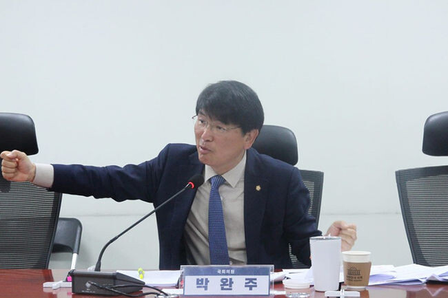 박완주 의원이 국토부를 비롯해 김태흠 충남도지사, 박상돈 천안시장과 고속도로 건설 사업에 대해 논의한 끝에 공주-천안 고속도로 건설 사업이 추진된다.