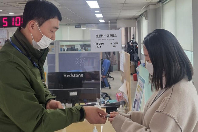 폐건전지 교환 사업을 진행하고 있는 모습(사진=영등포구청 제공)