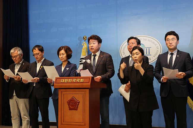19일 오전 국회 소통관에서 열린 '법사위 의사일정 관련 기자회견'에서 더불어민주당 소속 위원들이 발언하고 있다.
