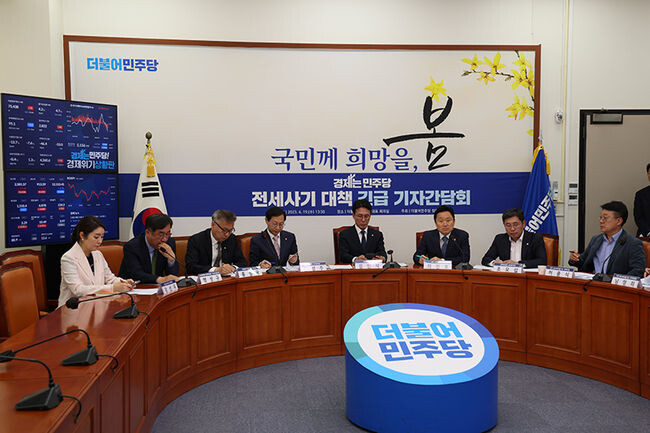 19일 오후 국회에서 열린 '전세사기 대책 긴급 기자간담회'에서 더불어민주당 정책위원회 위원들이 간담회를 진행하고 있다.