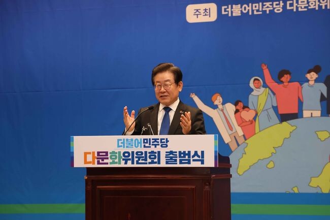 더불어민주당 이재명 대표가 19일 국회의원회관에서 열린 더불어민주당 &lsquo;다문화위원회 출범식&rsquo;에 참석했다.