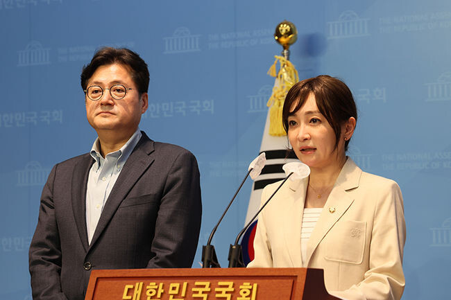 19일 오후 국회 소통관에서 열린 '프리랜서·중소기업의 문화콘텐츠 불공정행위 폐해 위기 극복방안 기자회견'에서 더불어민주당 을지로위원회·민주연구원이 기자회견을 진행하고 있다.