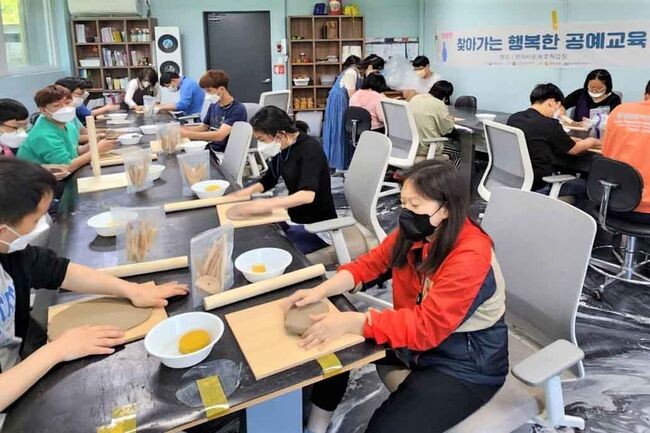 한국도자재단, 문화 취약계층 대상 &lsquo;행복한 공예 교육&rsquo; 수혜 기관 선착순 모집 (사진제공=경기도청)