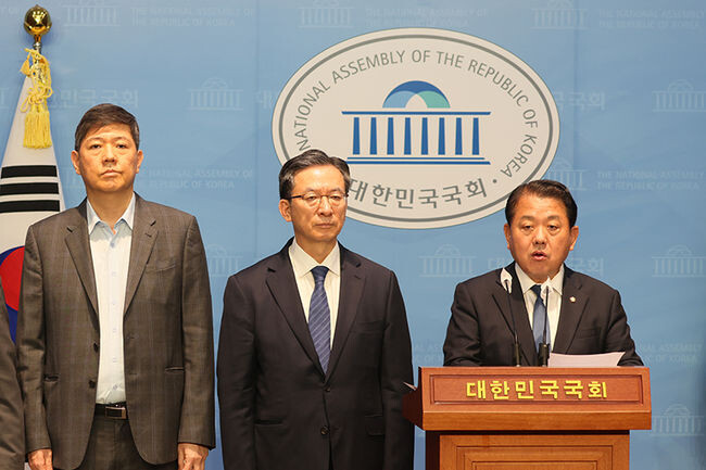 20일 오전 국회 소통관에서 열린 '우크라이나 군사지원 반대 기자회견'에서 더불어민주당 소속 국방위원회·외교통일위원회(무소속 포함) 위원들이 발언하고 있다.