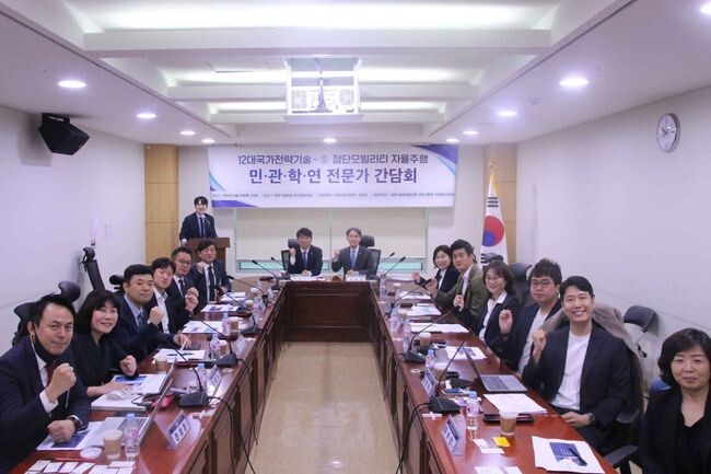 미래 첨단 교통기술로 주목받고 있는 &lsquo;자율주행&rsquo; 기술의 연구 현황과 안전한 상용화 방안 등을 논의하기 위해 정부&middot;기업&middot;학계&middot;연구원 전문가가 한자리에 모였다. (사진제공=박완주 의원실)