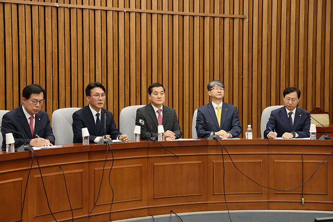 21일 오전 국회에서 열린 '전세사기 대응 3당 정책위의장 회동'에서 여야 3당 정책위의장들이 모여 전세사기 대책 마련에 대해 논의하고 있다.(왼쪽부터 순서대로 이만희 국민의힘 수석부의장, 김민석 더불어민주당 정책위의장, 박대출 국민의힘 정책위의장, 김용신 정의당 정책위의장, 김성주 더불어민주당 수석부의장)