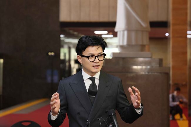 한동훈 법무부 장관이 21일 &lsquo;2021년 더불어민주당 전당대회 돈 봉투 의혹&rsquo;이 야당 탄압을 위한 검찰의 기획 수사라는 주장에 대해 &ldquo;말 같지도 않은 소리&rdquo;라고 일축했다.