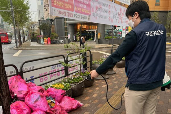 후대용 방역분무기를 분사하고 있는 모습(사진=구로구청 제공)<br>