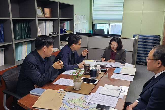 간담회에 참석해 의견을 나누고 있는 박성연 시의원(왼쪽 세 번째)(사진=서울시의회 제공)