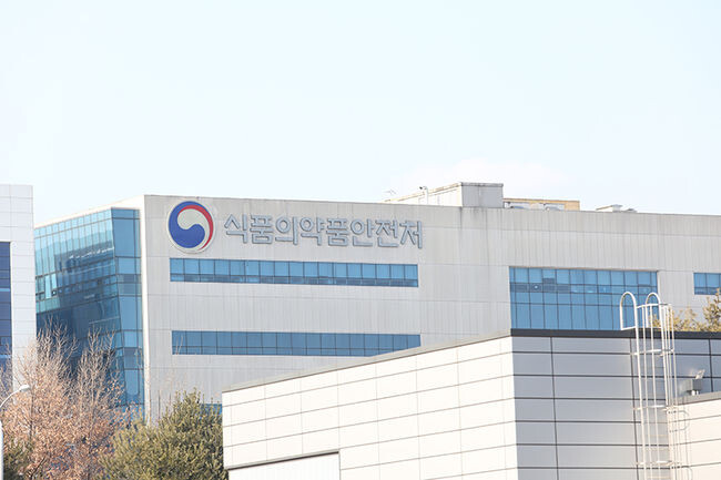 식품의약품안전처는 최근 대형 산불로 인해 특별 재난 지역으로 선포된 지역에 안전관리인증기준(HACCP, 이하 &lsquo;해썹&rsquo;) 인증&middot;연장 심사 시 영업자가 부담하던 수수료를 한시적으로 감면한다.