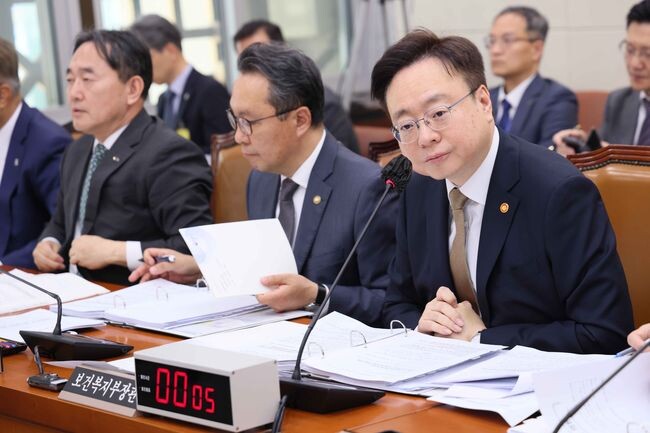 보건복지부 조규홍 장관은 24일 국회 보건복지위원회 전체회의에서 참석했다.