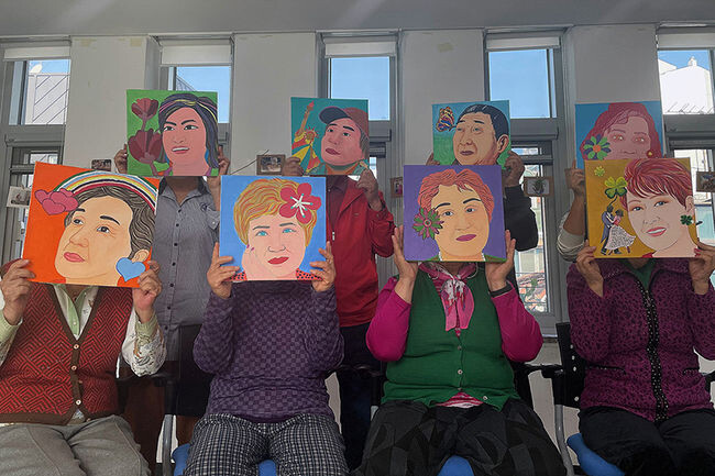 '마음그림 그로잉맘' 프로그램에서 직접 그린 작품을 들고있는 어르신들(사진=양천구청 제공)