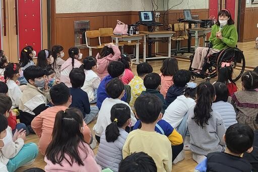 장애인 강사가 초등학생을 대상으로 교육을 하고 있다. (사진제공=수원시청)
