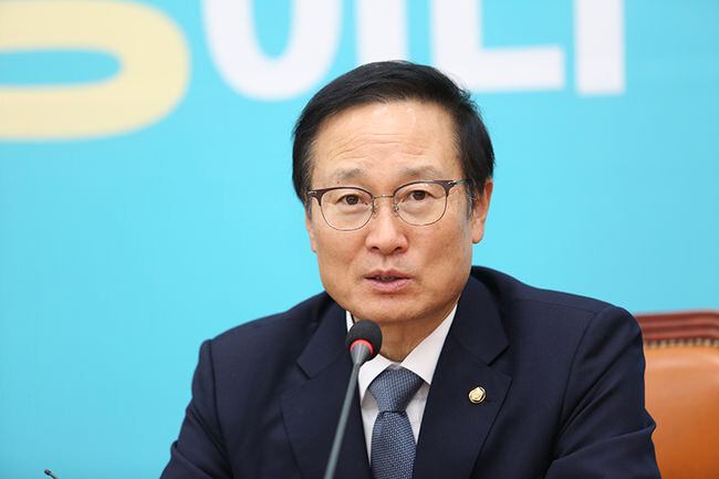 홍영표 의원이 25일, '전기차 지원 3법'을 발의했다.
