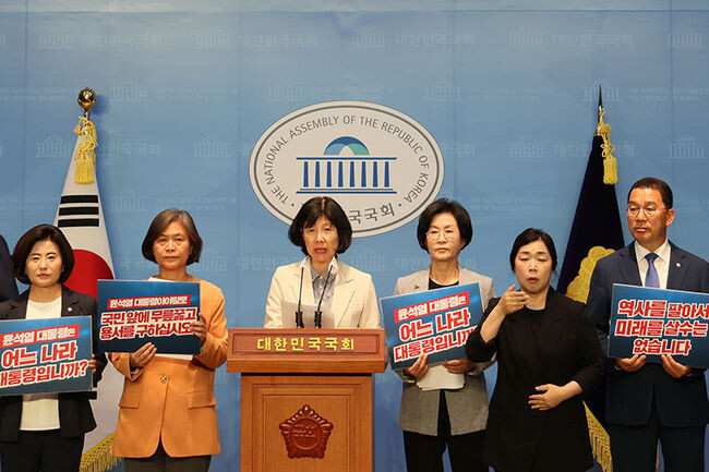 27일 오후 국회 소통관에서 열린 ''에서 더불어민주당 정책위원회·대일굴욕외교대책위원회‧강제동원 국회의원모임 위원들이 윤석열 대통령의 대일 외교를 비판하고 있다.