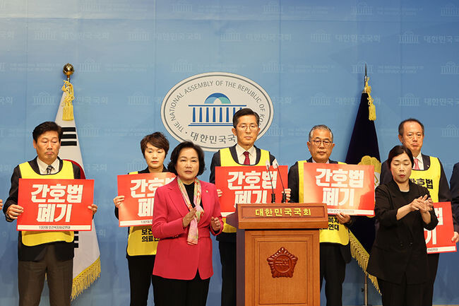 25일 오후 국회 소통관에서 열린 '간호법 관련 기자회견'에서 13개 보건복지의료연대가 '건호단독법·면허박탈법' 철회를 촉구하고 있다.