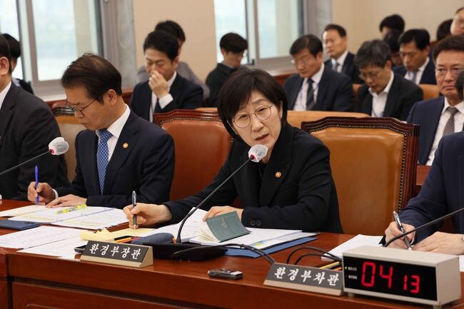 환경부 한화진 장관이 국회에서 열린 환경노동위원회 전체회의에 참석했다.