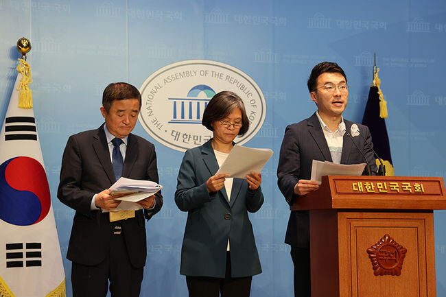 26일 오전 국회 소통관에서 열린 '정순신 인사사태 관련 윤석열 대통령, 한동훈 법무부장관 사과 책임 촉구 기자회견'에서 더불어민주당 정순신 검사특권 진상조사단이 기자회견을 진행하고 있다.