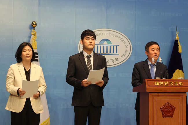 국회 교육위원회 소속 더불어민주당 강득구 의원이 27일 국회에서 기자회견을 열었다.