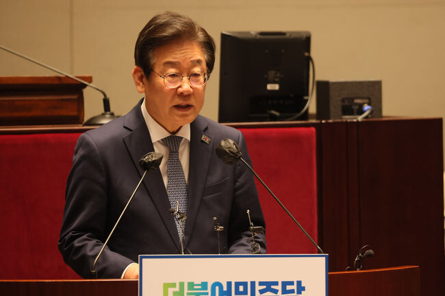 더불어민주당 이재명 대표가 27일 국회에서 열린 의원총회에 참석했다.