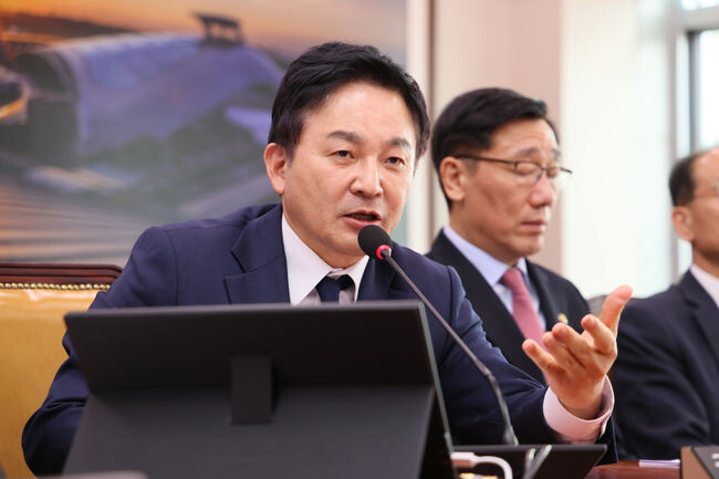 국토교통부 원희룡 장관이 28일 국회에서 열린 국토교통위원회 전체회의에 출석했다.