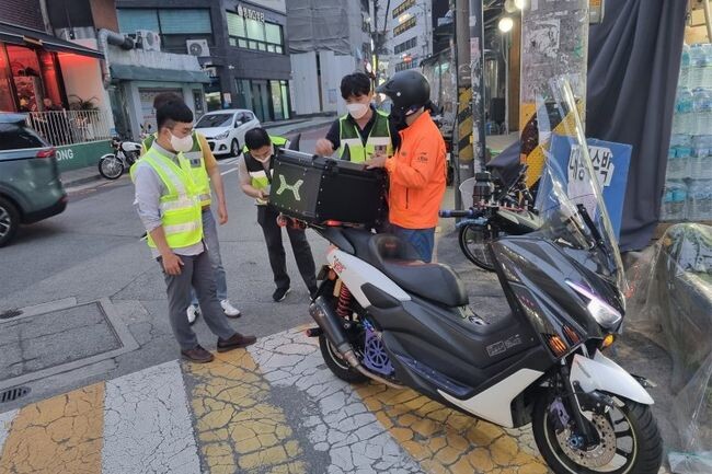 불법튜닝 이륜차 단속 중인 동대문구 직원들