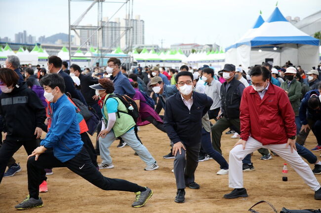 2022년 9월에 개최된 안양천사랑 가족건강 오프라인 걷기행사(사진 가운데 문헌일 구청장)