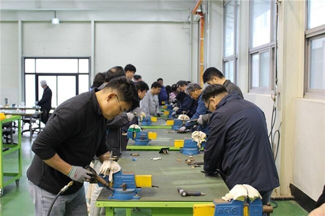 한국폴리텍대학 항공캠퍼스 신중년특화과정 &lsquo;항공기 기체 제작&rsquo; 교육생들이 항공기 기체 조립(리벳) 실습을 하고 있다.&nbsp;