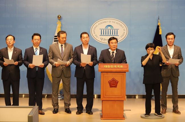 광주&middot;전남&middot;전북의 국회의원들이 3일(수) 오후 2시경, 국회 소통관에서 기자회견을 갖고 &lsquo;전라도 천년사&rsquo; 역사 왜곡 논란과 관련해 왜곡 기술된 부분에 대한 해명과 충분한 검토 시간 부여, 타당한 절차를 통한 수정할 것을 요구하는 입장을 밝혔다.