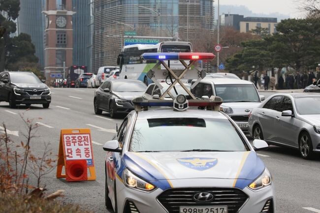 국민권익위원회는 연내 음주운전 차량 시동잠금장치 규격서 마련, 관계 법령 개정 등 신속한 조치를 경찰청에 권고했다. 사진은 음주운전 단속 중인 경찰 모습.&nbsp;