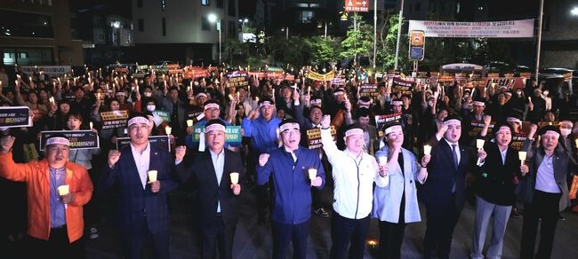 4일 광명시에 따르면 광명시민 300여 명은 3일 오후 6시 30분부터 밤일마을 등 구로차량기지 광명 이전 예정지 일대에서 ‘사업 백지화 염원 촛불 행진’을 벌이고 구로차량기지 광명 이전 거부 목소리를 높였다.